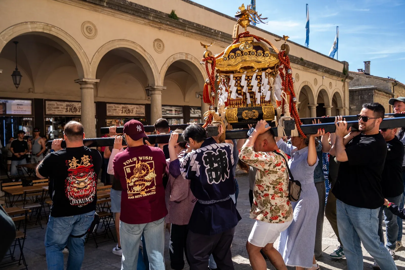 サンマリノの街を進むお神輿